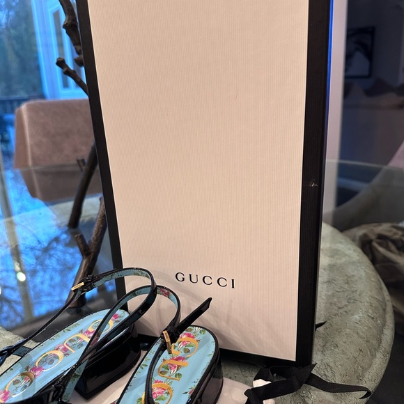 $850 Gucci New in Box Black Patent Leather Bee  Sandals sz 39 (8) - Picture 6 of 15